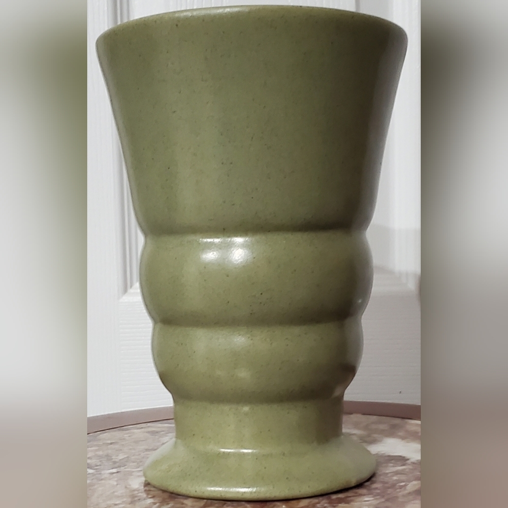Vntg 8 1/4" Green Pottery Vase - Picture 8 of 8